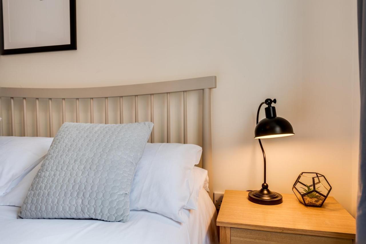 Modern 2 Bedroom Apartment In Popular Jericho !!! 옥스퍼드 외부 사진